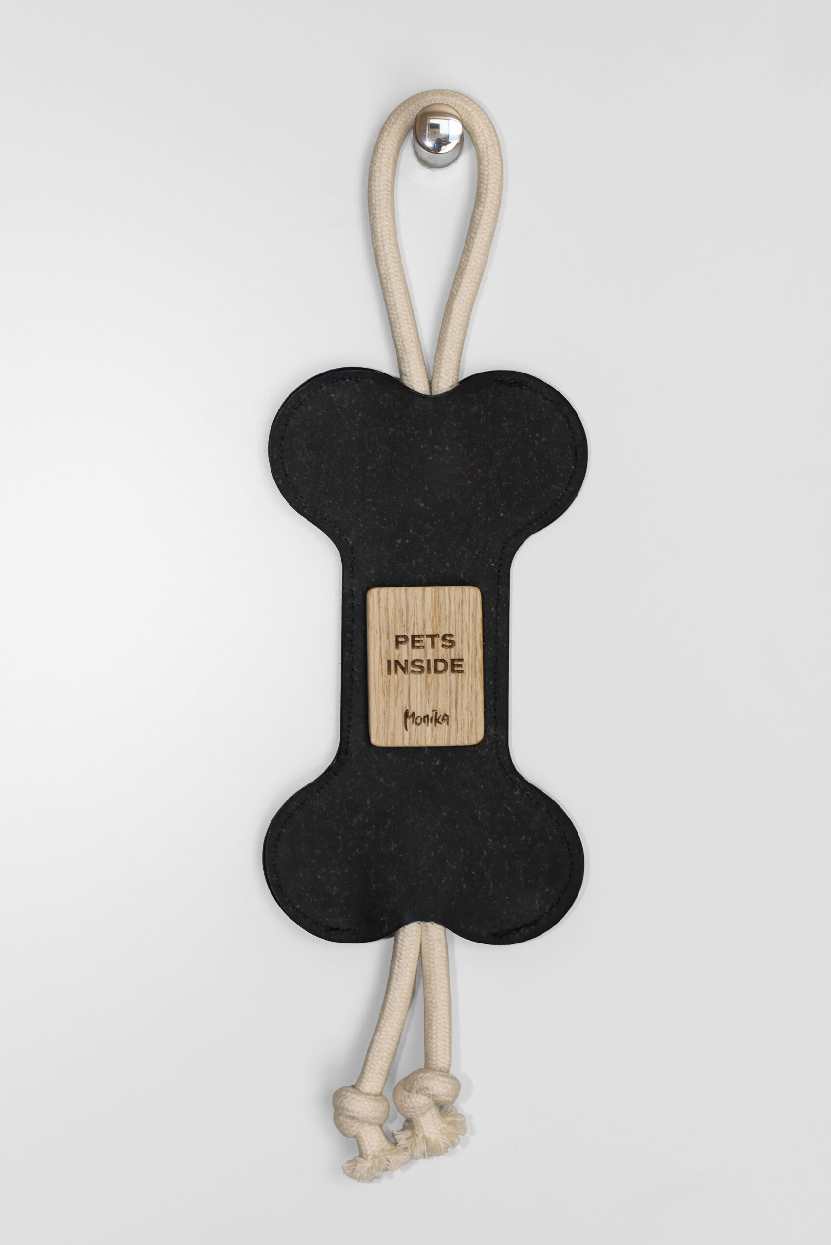 woof hanger monika